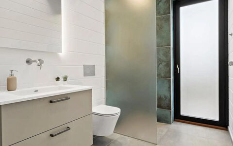 Uschi - 1Km from the Sea: Sol, Sol, Mur, Design Intérieur, Salle De Bains, Luminaire Plomberie, Armoire De Toilette, Toilette, Porte, Plomberie