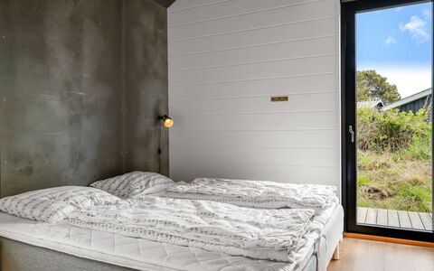 Uschi - 1Km from the Sea: Bois, Chambre, Sol, Drap De Lit, Plafond, Sol, Literie, Lit, Cadre De Lit