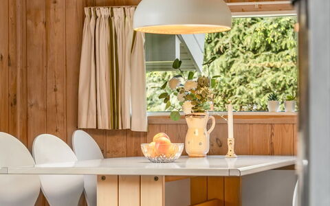 Jürgen - 2.5Km from the Sea: Meubles, Bois, Design Intérieur, Sol, Sol, Table, Table Cuisine Et Salle A Manger, Éclairage, Salle À Manger, Tache De Bois