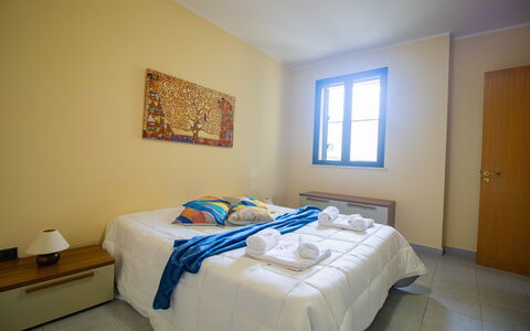 Nicoletta'S House in Otranto: Bois, Chambre, Sol, Lit, Sol, Drap De Lit, Design Intérieur, Cadre De Lit, Literie, Pièce