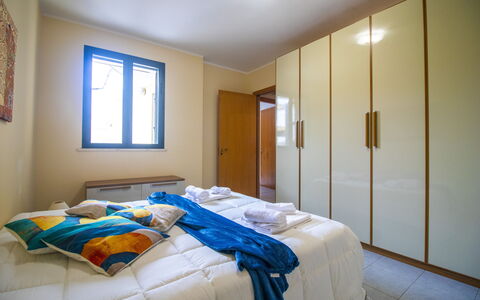 Nicoletta'S House in Otranto: Bois, Design Intérieur, Sol, Sol, Chambre, Lit, Pièce, Meubles, Plafond, Appartement