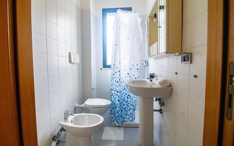 Nicoletta'S House in Otranto: Sol, Design Intérieur, Sol, Luminaire Plomberie, Pièce, Salle De Bains, Plomberie, Lavabo, Évier, Tuile