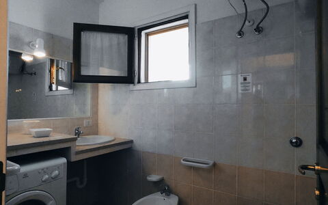 Villa Vignola: Luminaire Plomberie, Mur, Sol, Design Intérieur, Sol, Évier, Salle De Bains, Lavabo, Robinet, Plomberie