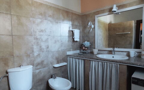 Baita Vignola: Sol, Luminaire Plomberie, Sol, Design Intérieur, Évier, Lavabo, Salle De Bains, Robinet, Siège De Toilette, Plomberie