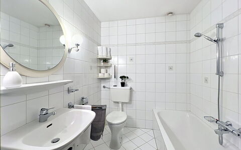 Bergblick: Salle De Bains, Lavabo, Luminaire Plomberie, Design Intérieur, Évier, Sol, Toilette, Sol, Robinet, Siège De Toilette