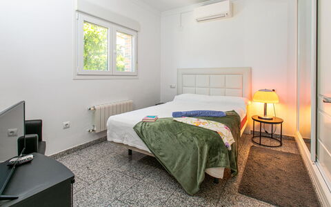 Magdalena: Lit, Design Intérieur, Chambre, Meubles, Literie, Drap De Lit, Sol, Pièce, Sol, Plafond