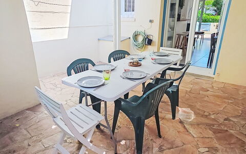 Miramar: Meubles, Arbuste, Jardin, Mobilier De Jardin, Ombre, Tableau De Plein Air, Chaise, Patio, Arrière-Cour, Cour