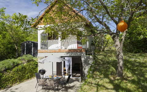 Öreghegy Kis Ház: Meubles, Arbuste, Jardin, Mobilier De Jardin, Ombre, Tableau De Plein Air, Chaise, Patio, Arrière-Cour, Cour