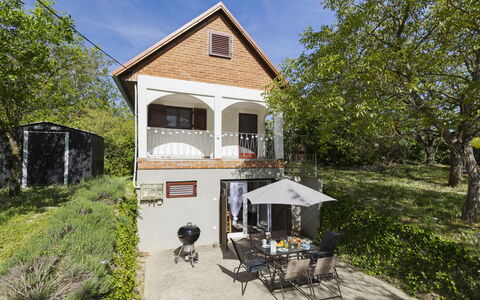 Öreghegy Kis Ház: Meubles, Arbuste, Jardin, Mobilier De Jardin, Ombre, Tableau De Plein Air, Chaise, Patio, Arrière-Cour, Cour