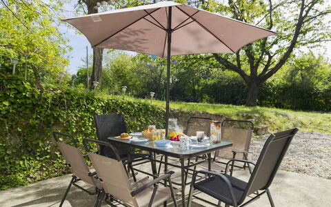 Öreghegy Kis Ház: Meubles, Arbuste, Jardin, Mobilier De Jardin, Ombre, Tableau De Plein Air, Chaise, Patio, Arrière-Cour, Cour