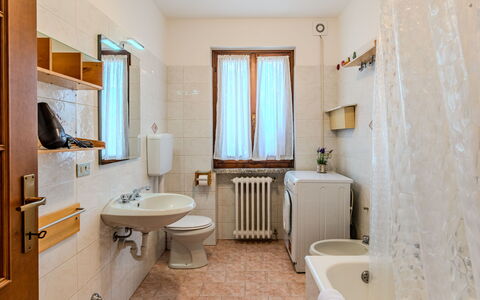Legnone: Sol, Sol, Design Intérieur, Pièce, Luminaire Plomberie, Plafond, Plomberie, Salle De Bains, Appartement, Évier