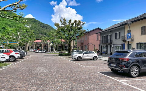 Legnone: Meubles, Arbuste, Jardin, Mobilier De Jardin, Ombre, Tableau De Plein Air, Chaise, Patio, Arrière-Cour, Cour