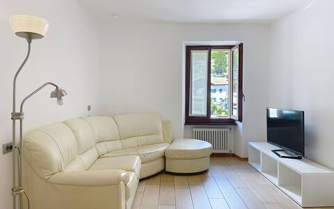 Legnone: Meubles, Arbuste, Jardin, Mobilier De Jardin, Ombre, Tableau De Plein Air, Chaise, Patio, Arrière-Cour, Cour