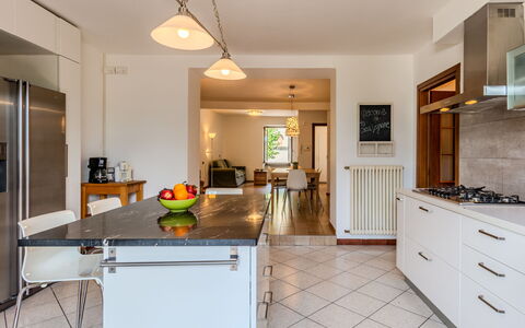 Legnone: Meubles, Design Intérieur, Sol, Comptoir, Cuisine, Sol, Plafond, Bois, Pièce, Luminaire