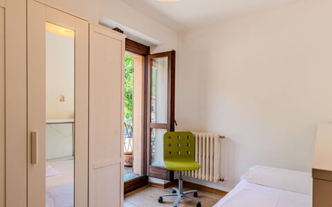 Legnone: Meubles, Design Intérieur, Sol, Sol, Bois, Lit, Chambre, Pièce, Plafond, Appartement