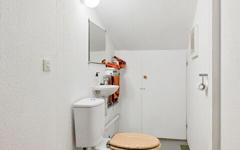 Extorp: Mur, Siège De Toilette, Luminaire Plomberie, Toilette, Sol, Design Intérieur, Sol, Plomberie, Évier, Salle De Bains
