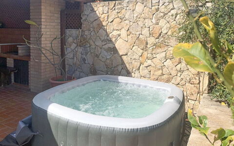 Villa Lina: Baignoire, Luminaire Plomberie, Jacuzzi, Piscine, Plante D'Appartement, Pot De Fleur, Arrière-Cour, Caractéristique De L'Eau