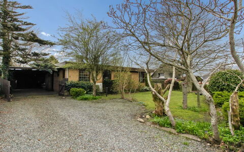 Uolevi - 10Km from the Sea: Arbuste, Jardin, Domicile, Couverture De Sol, Chalet, Allée, Aménagement Paysager, Pelouse, Cour