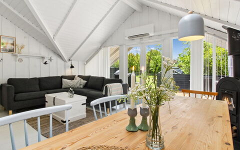 Ilwith - 28Km from the Sea: Bois, Plafond, Design Intérieur, Meubles, Sol, Sol, Canapé, Salon, Luminaire, Domicile