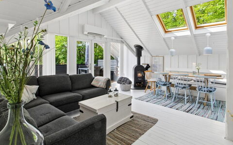Ilwith - 28Km from the Sea: Bois, Design Intérieur, Meubles, Sol, Plafond, Domicile, Sol, Canapé, Salon, Parquet