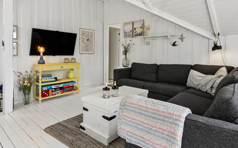 Ilwith - 28Km from the Sea: Bois, Canapé, Design Intérieur, Salon, Sol, Meubles, Plafond, Sol, Domicile, Pièce