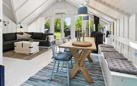 Ilwith - 28Km from the Sea: Meubles, Bois, Sol, Design Intérieur, Plafond, Parquet, Sol, Canapé, Salon, Table