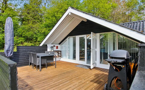 Ilwith - 28Km from the Sea: Bois, Ombre, Dur, Planche, Plate-Forme, Recours, Eco Hôtel, Chaise, Mobilier De Jardin, Porche