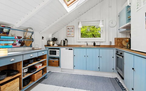 Ilwith - 28Km from the Sea: Cuisine, Comptoir, Appareil De Cuisine, Bois, Design Intérieur, Principaux Appliance, Sol, Cabinetry, Meubles, Plafond