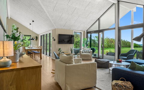 Gerlind - 75M to the Fjord: Plafond, Design Intérieur, Domicile, Canapé, Salon, Chaise, Chalet, Dur, Biens