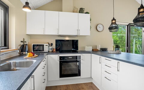 Gerlind - 75M to the Fjord: Comptoir, Cuisine, Appareil De Cuisine, Cabinetry, Design Intérieur, Meubles, Sol, Principaux Appliance, Électroménager, Bois