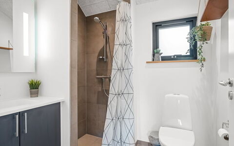 Gerlind - 75M to the Fjord: Sol, Design Intérieur, Sol, Luminaire Plomberie, Toilette, Siège De Toilette, Armoire De Toilette, Salle De Bains, Plafond, Plomberie