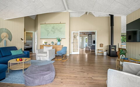 Gerlind - 75M to the Fjord: Meubles, Design Intérieur, Sol, Sol, Mur, Bois, Canapé, Plafond, Salon, Pièce