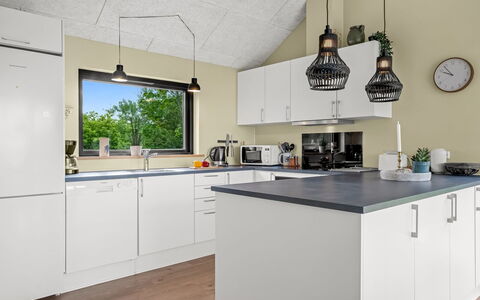 Gerlind - 75M to the Fjord: Cuisine, Comptoir, Design Intérieur, Appareil De Cuisine, Sol, Meubles, Bois, Cabinetry, Plafond, Luminaire