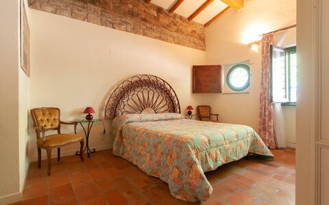 House in the Woods, Pool and Relax in Umbria: Mur, Meubles, Design Intérieur, Bois, Chambre, Lit, Plafond, Sol, Sol, Literie