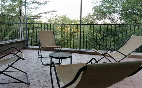 House in the Woods, Pool and Relax in Umbria: Meubles, Chaise, Mobilier De Jardin, Tableau De Plein Air, Le Fer, Ombre, Métal, Chaise Pliante, Plate-Forme, Balcon