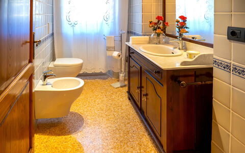 Villa la Guardiola: Salle De Bains, Lavabo, Luminaire Plomberie, Évier, Sol, Design Intérieur, Robinet, Sol, Plomberie, Toilette