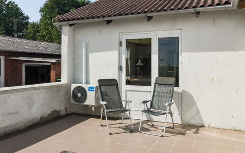 Tessa - 19Km from the Sea: Meubles, Design Intérieur, Bois, Plafond, Sol, Sol, Parquet, Table Cuisine Et Salle A Manger, Table, Luminaire