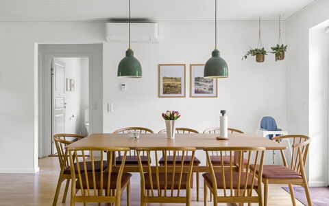 Falka - 30Km from the Sea: Meubles, Bois, Salle À Manger, Sol, Design Intérieur, Table Cuisine Et Salle A Manger, Sol, Table, Chaise, Lustre