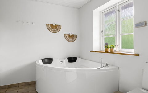 Falka - 30Km from the Sea: Baignoire, Luminaire Plomberie, Sol, Design Intérieur, Sol, Robinet, Plomberie, Salle De Bains, Jacuzzi