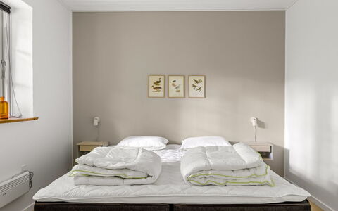 Falka - 30Km from the Sea: Lit, Chambre, Meubles, Design Intérieur, Sol, Linge, Literie, Sol, Textile, Drap De Lit