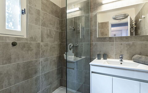 U Sognu: Salle De Bains, Luminaire Plomberie, Sol, Design Intérieur, Sol, Évier, Lavabo, Toilette, Armoire De Toilette, Robinet