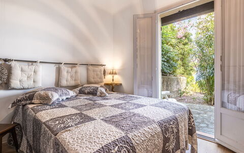U Sognu: Lit, Chambre, Design Intérieur, Literie, Mur, Meubles, Drap De Lit, Sol, Sol, Linge