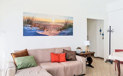 Bemi' Al Mare: Meubles, Design Intérieur, Canapé, Mur, Sol, Sol, Coussin, Salon, Pièce, Appartement