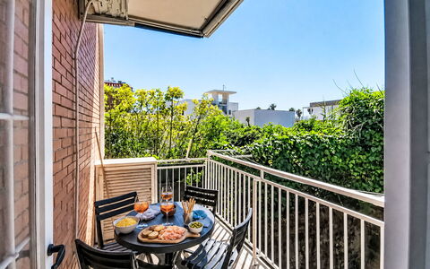 Bemi' Al Mare: Zone Résidentielle, Appartement, Balcon, Domicile, Porche, Mobilier De Jardin, Condominium, Ombre, Chaise, Tableau De Plein Air