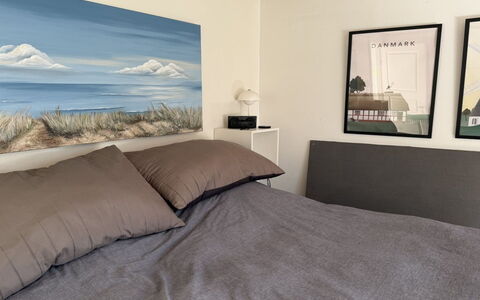 Keijo - from the Sea: Chambre, Meubles, Drap De Lit, Lit, Design Intérieur, Literie, Linge, Sol, Pièce, Cadre