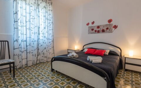 Villa Sole Mare: Sol, Sol, Chambre, Design Intérieur, Meubles, Lit, Drap De Lit, Pièce, Linge, Literie