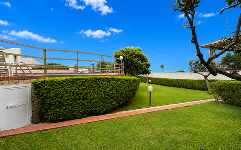 Villa Sole Mare: Jardin, Aménagement Paysager, Pelouse, Ombre, Haie, Parc, Cour, Gazon Artificiel, Passerelle