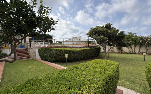 Villa Sole Mare: Arbuste, Jardin, Haie, Couverture De Sol, Pelouse, Aménagement Paysager, Ombre, Passerelle, Parc