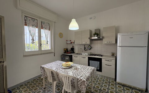 Villa Sole Mare: Meubles, Sol, Design Intérieur, Sol, Bois, Principaux Appliance, Appareil De Cuisine, Cuisine, Pièce, Éclairage