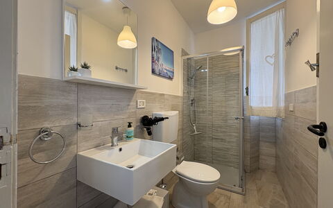 Villa Sole Mare: Salle De Bains, Sol, Luminaire Plomberie, Sol, Siège De Toilette, Toilette, Lavabo, Design Intérieur, Évier, Robinet